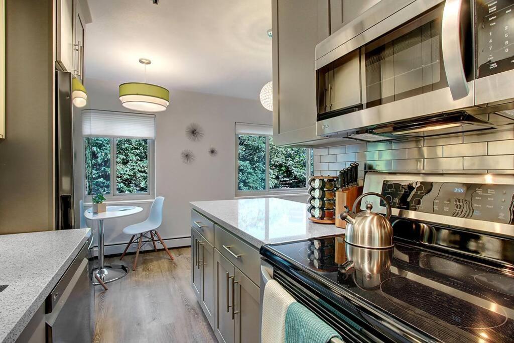 Modern Coastal Downtown, King Bed, Work Desk, Kitchen Villa Seattle Exterior photo